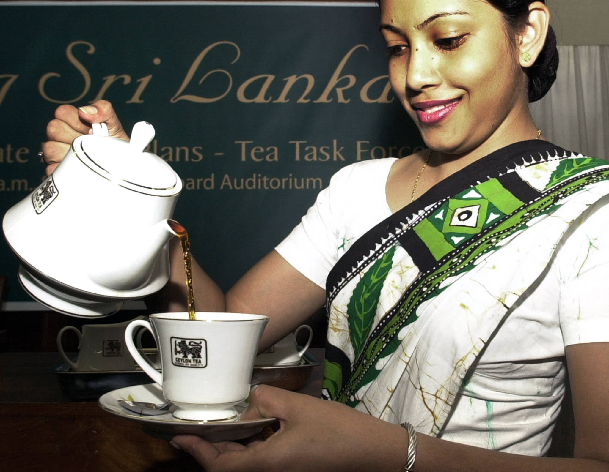 Шри ланка кофе. Чаепитие на Цейлоне. Реклама индийского чая. Чай на Шри Ланке. Индийское чаепитие.